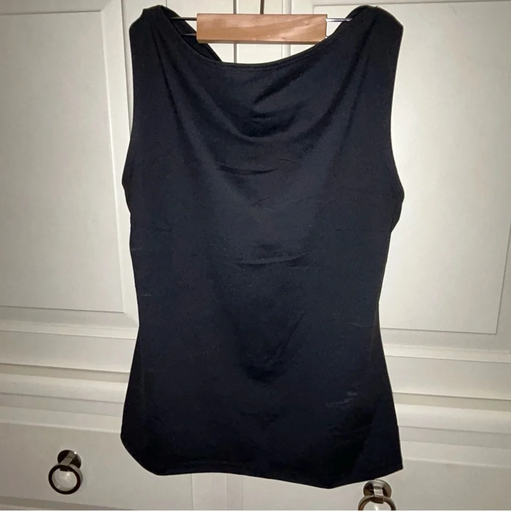 Elegant Black Sleeveless Top - Picture 1 of 3